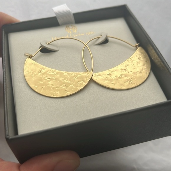 HOUSE OF HARLOW 1960 | NWT Hammered Matte Gold Half Moon Earrings - Picture 1 of 3